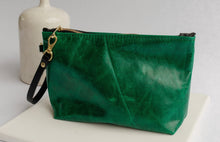 Load image into Gallery viewer, Naomi Leather Zipper Clutch | Emerald
